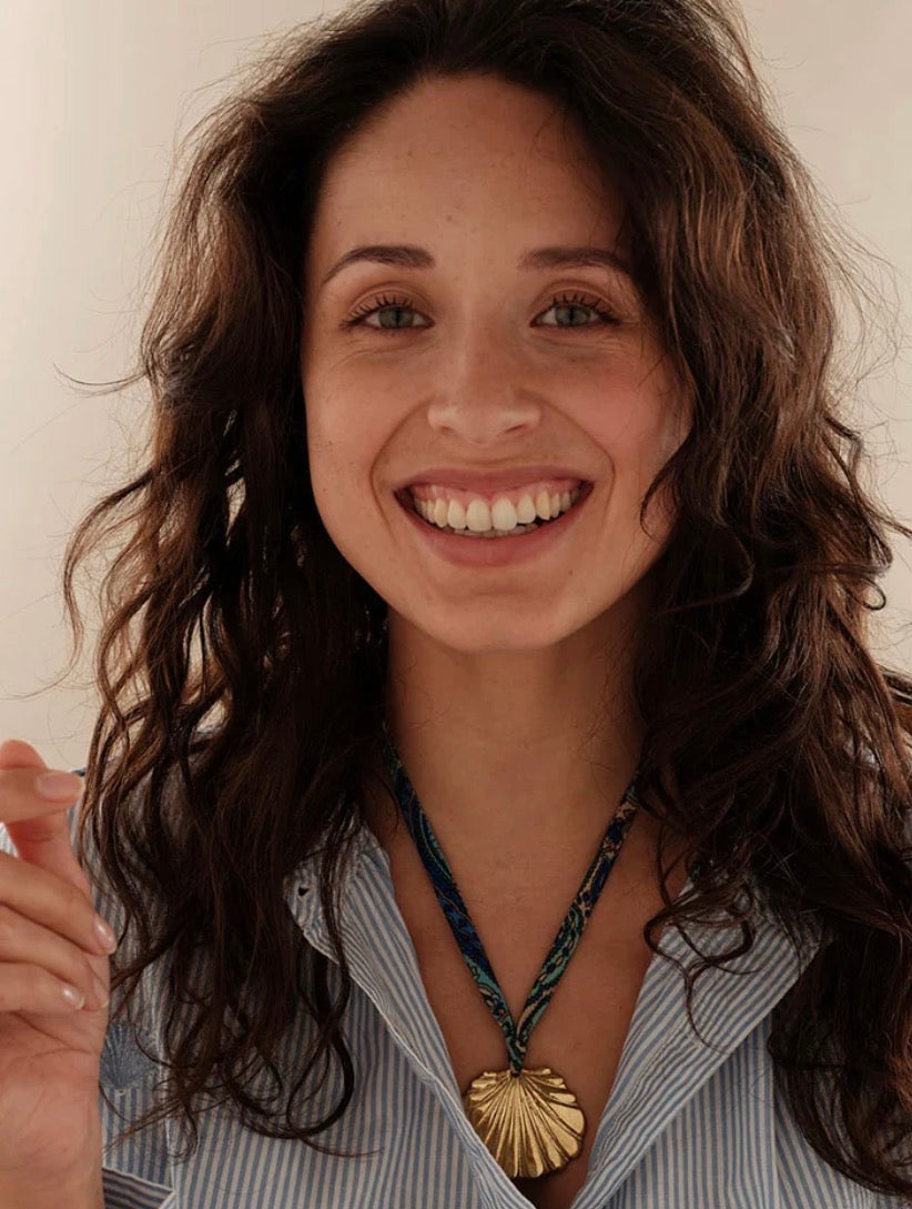 Statement Shell Sari Necklace – Model wearing necklace