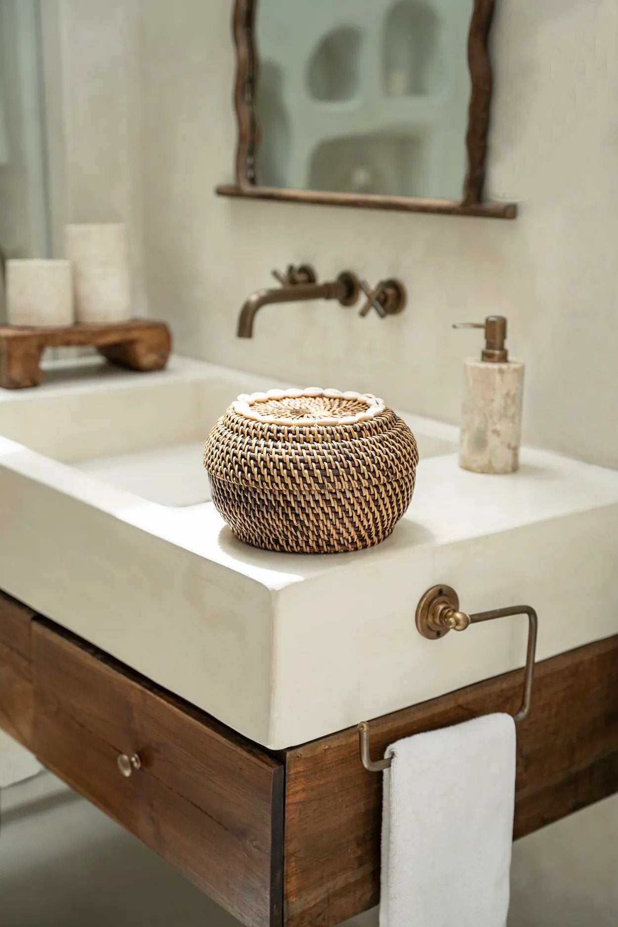 The Colonial Peek-a-Boo Basket S in natural brown rattan with cowrie shell lid detail on white background
