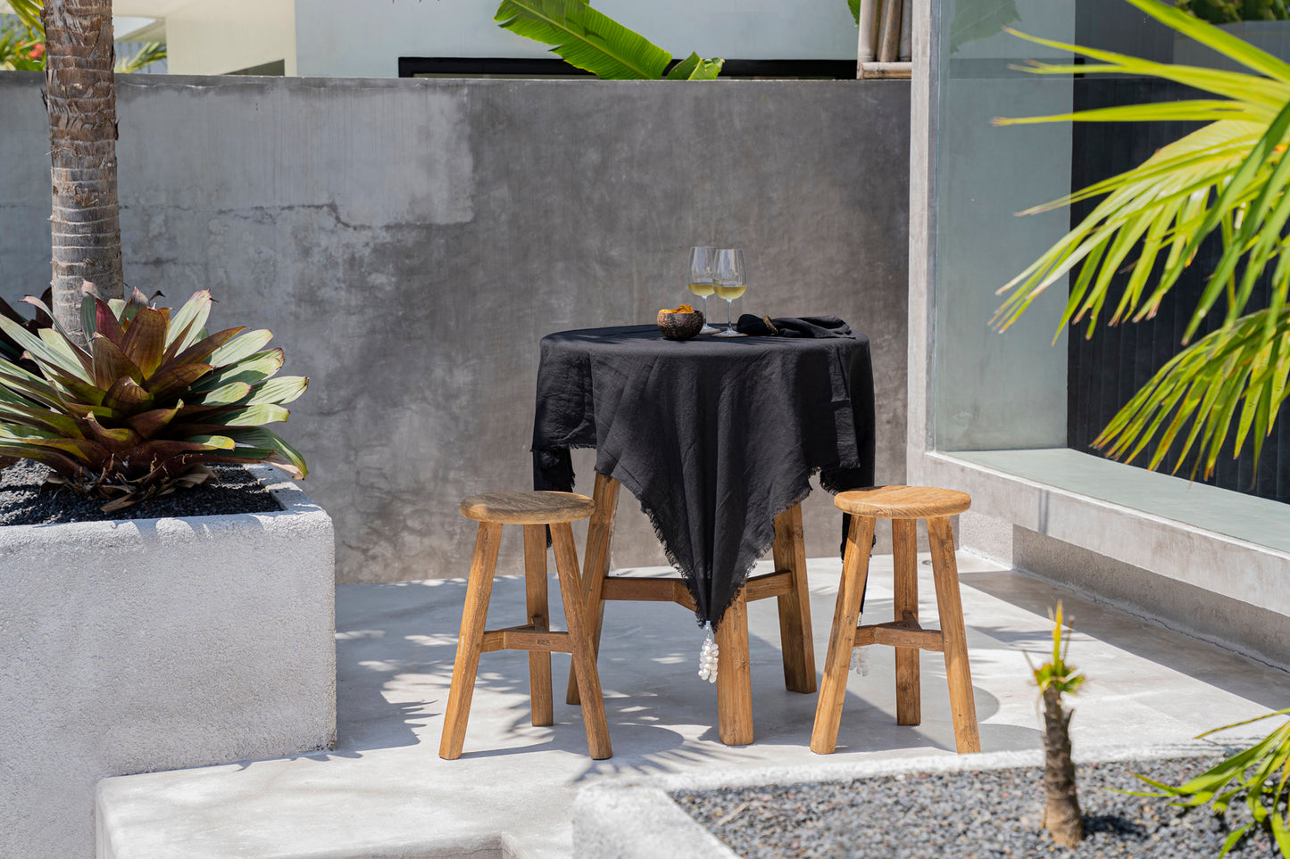 The Linen Tablecloth — Black 150×200, lifestyle poolside with wine close-up