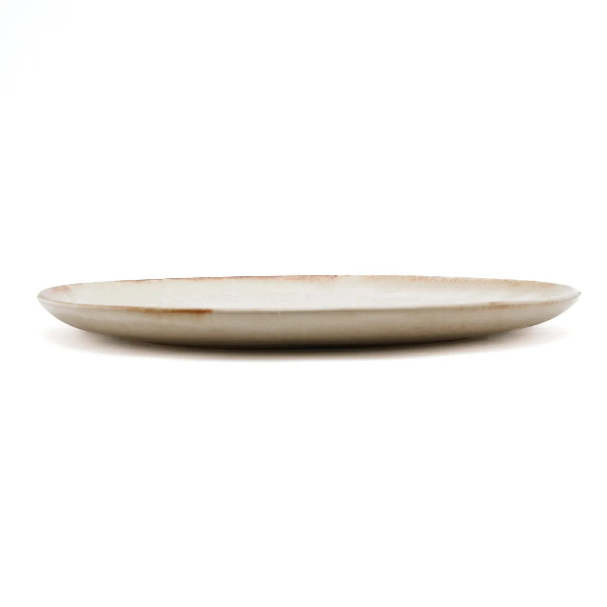 Close-up of the Cascais Dinner Plate rim showing the hand-applied burnt-umber glaze detail