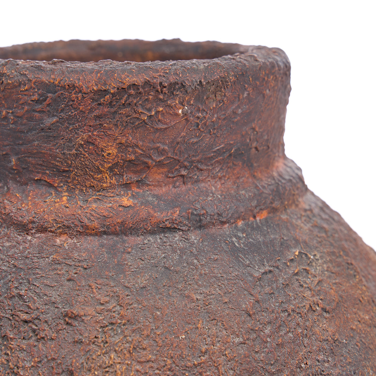 Amphora Rustica Vase Burgundy M — close-up shoulder texture