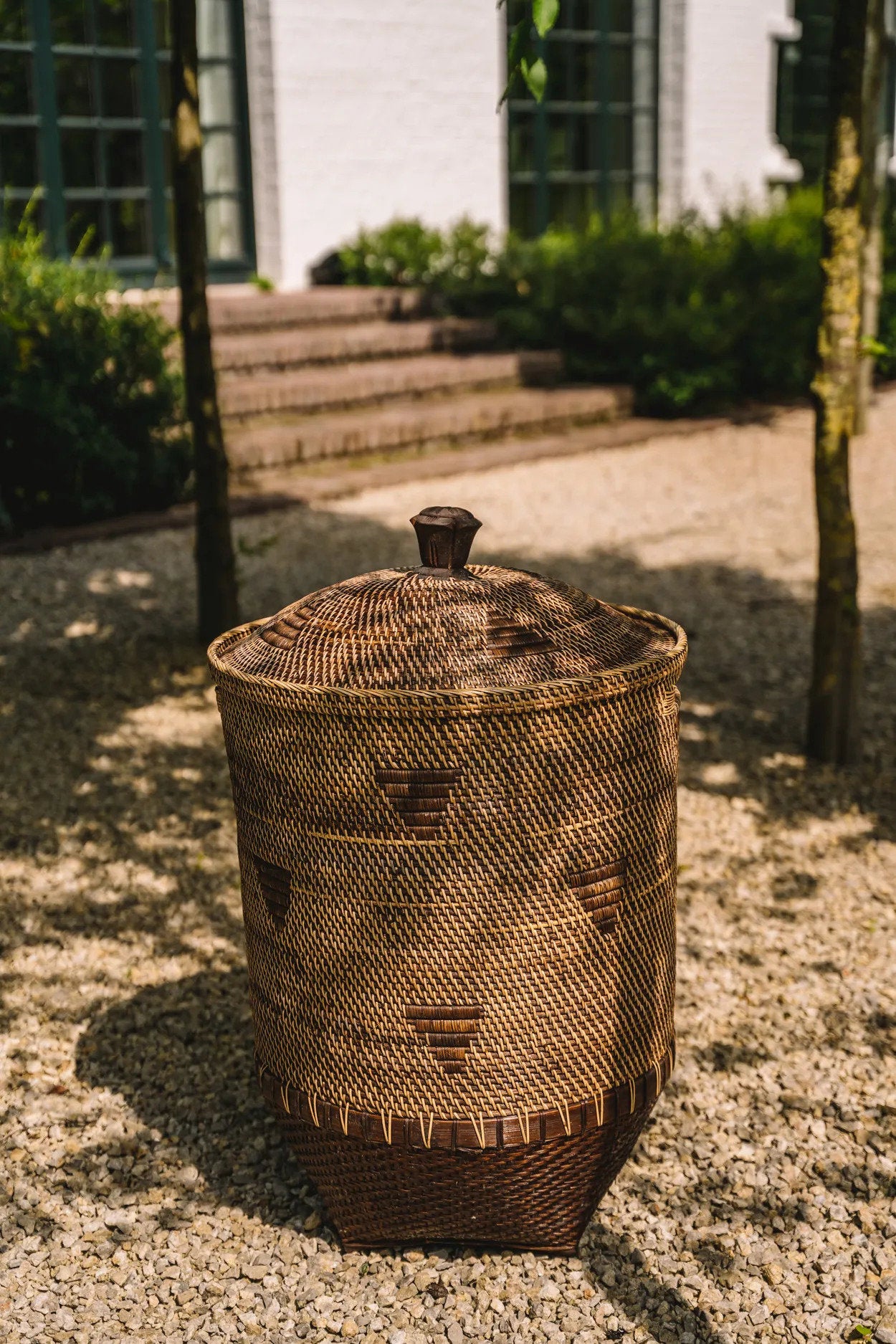 Full product shot of the Colonial Laundry Basket XL on white background