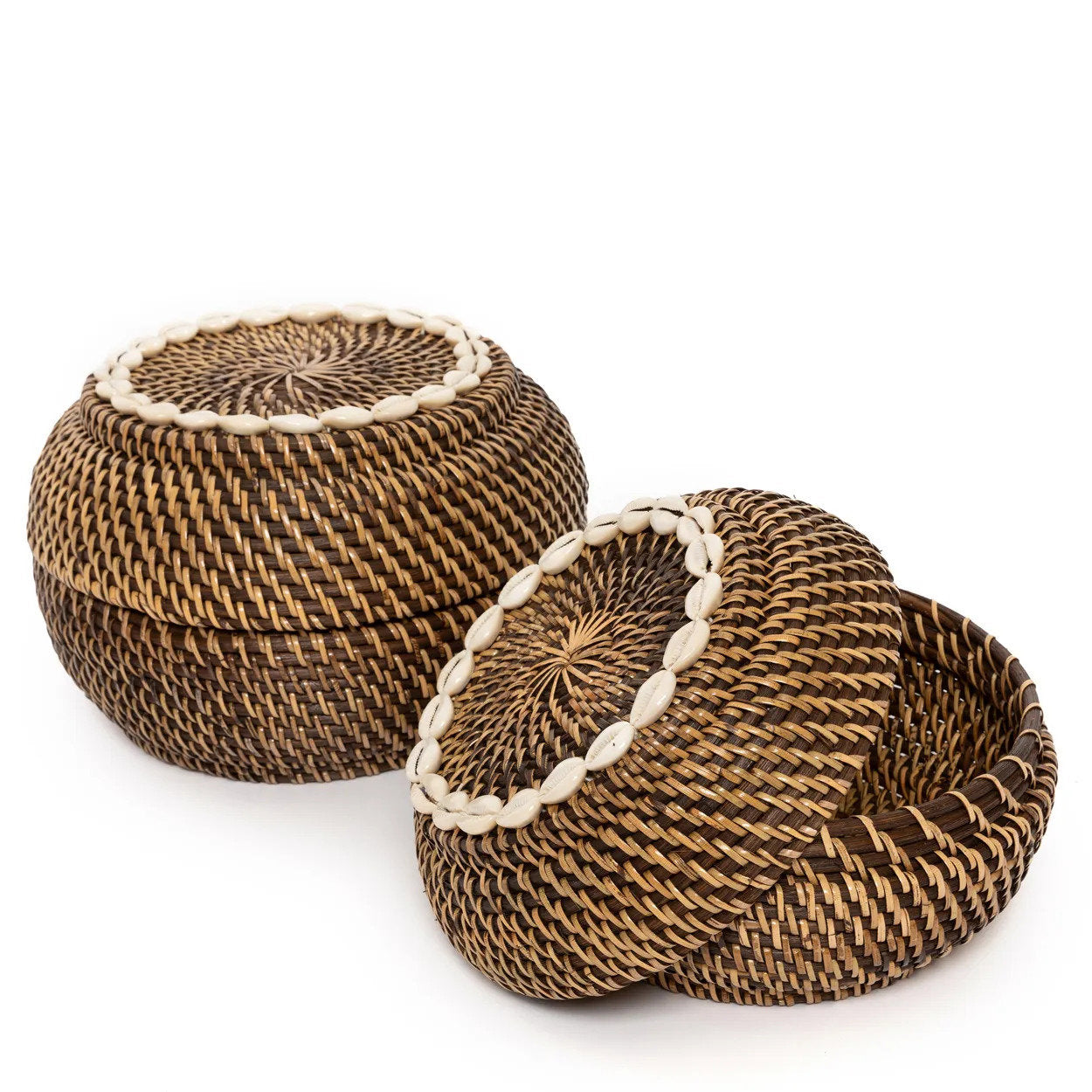 Detail of the rattan weave and cowrie shell ring on the Colonial Peek-a-Boo Basket S lid