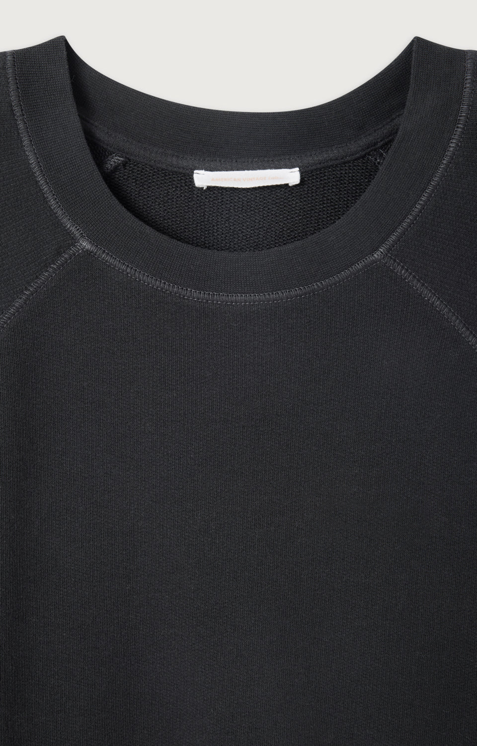 Women's Sweatshirt Atubay Darkness American Vintage – Detailansicht Raglannaht und Kragen