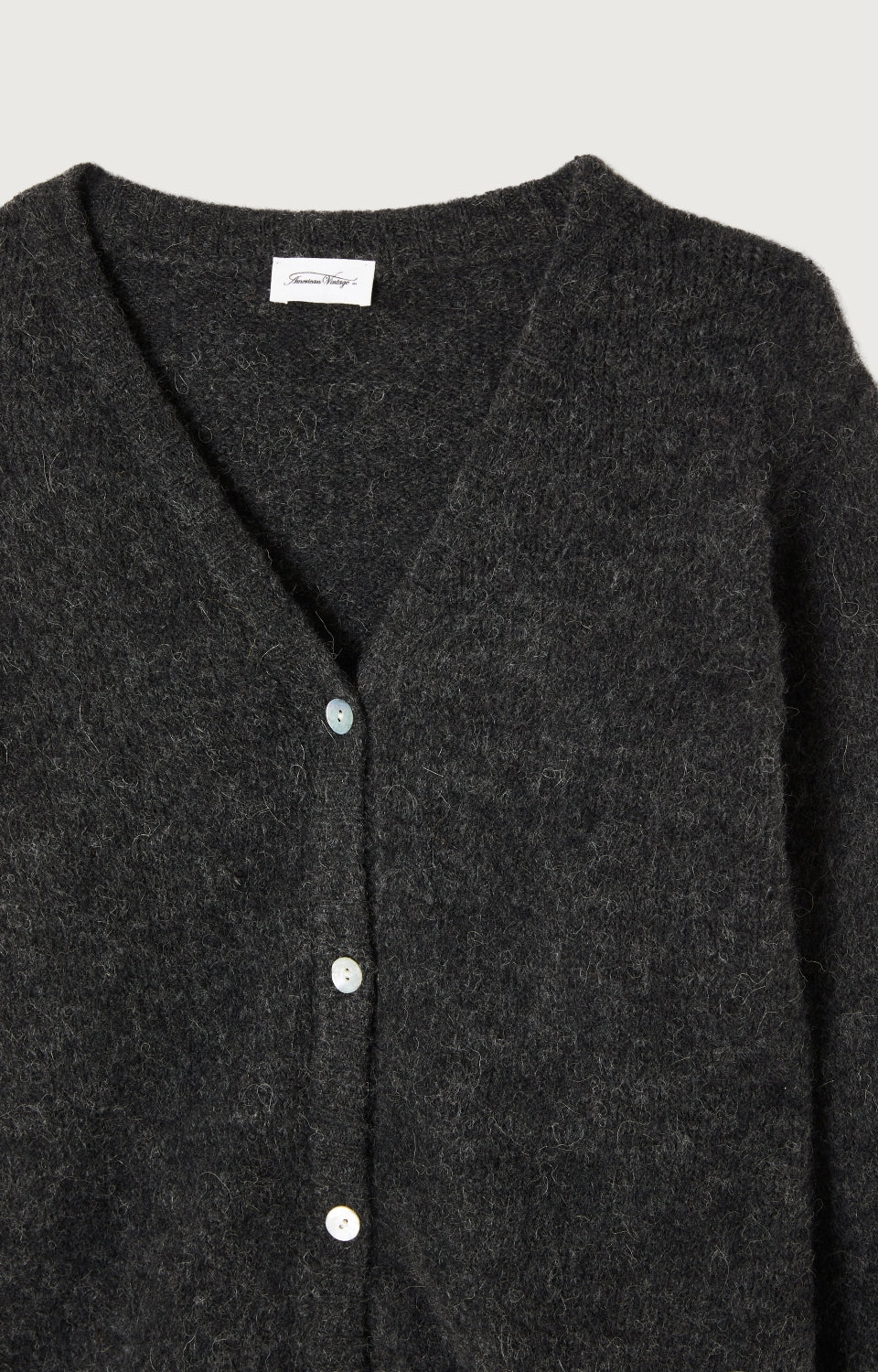Women's Cardigan East Charcoal Mélange – V-Ausschnitt Detail