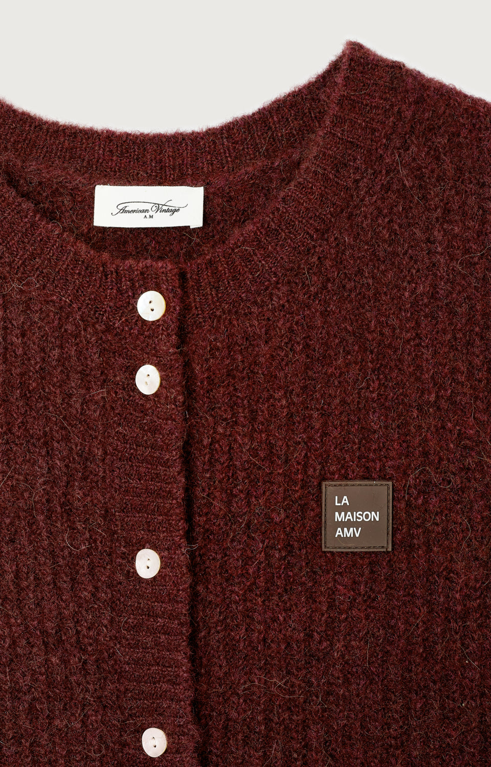 Women's Cardigan East Mélange Acerola American Vintage – Detailansicht La Maison AMV Patch und Knöpfe
