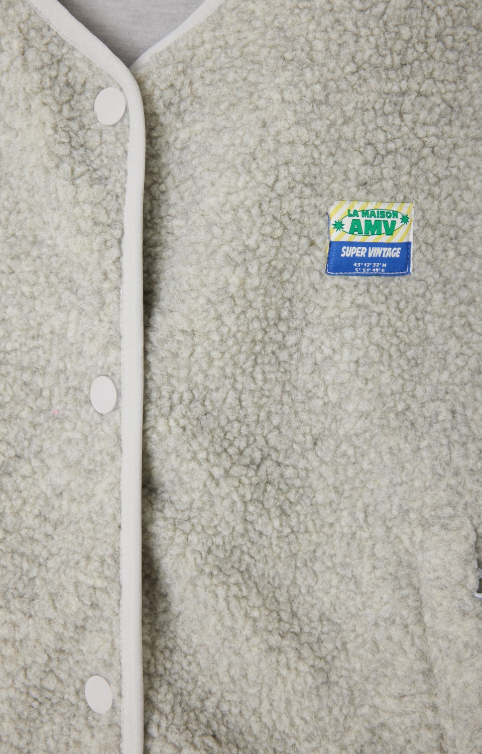 Women's Jacket Hoktown American Vintage – Detailansicht La Maison AMV Patch und Shearling-Textur
