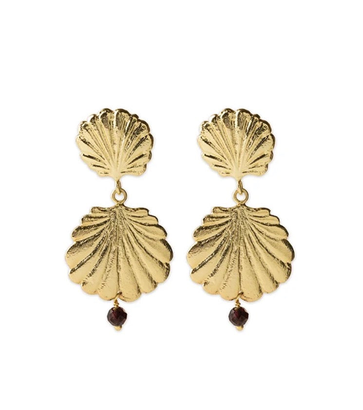 Expressive Garnet Earrings – Gold shell earrings with garnet product shot