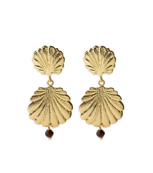 Expressive Garnet Earrings – Gold shell earrings with garnet product shot
